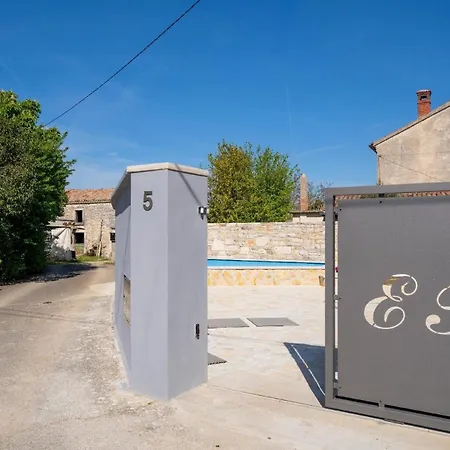 Mit Privatpool Fuer 5 Personen Ca 100 Qm In Butkovici, Istrien Binnenland Von Istrien * Butkovići