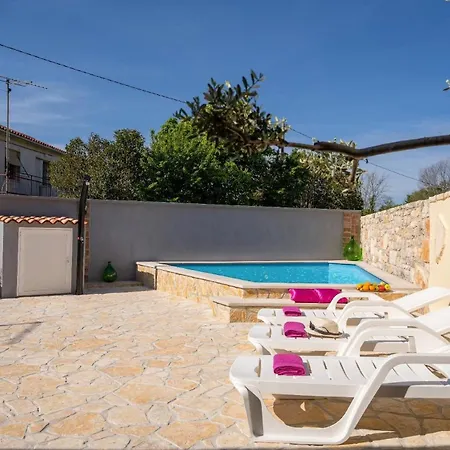 Mit Privatpool Fuer 5 Personen Ca 100 Qm In Butkovici, Istrien Binnenland Von Istrien Butkovići