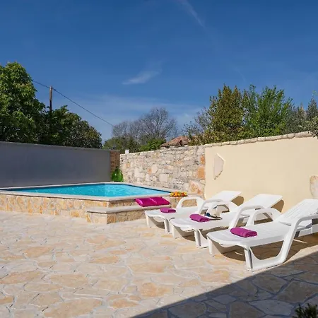 Mit Privatpool Fuer 5 Personen Ca 100 Qm In Butkovici, Istrien Binnenland Von Istrien