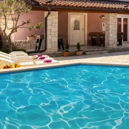 Mit Privatpool Fuer 5 Personen Ca 100 Qm In Butkovici, Istrien Binnenland Von Istrien Butkovići