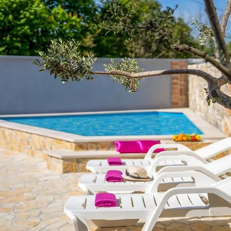 Mit Privatpool Fuer 5 Personen Ca 100 Qm In Butkovici, Istrien Binnenland Von Istrien