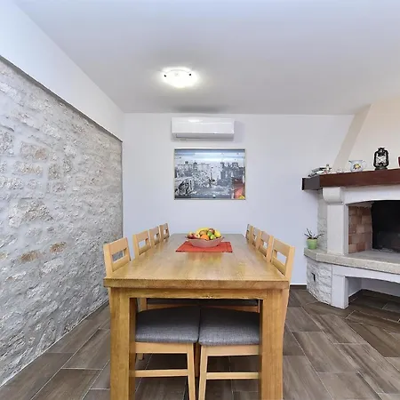 Mit Privatpool Fuer 5 Personen Ca 100 Qm In Butkovici, Istrien Binnenland Von Istrien * Butkovići
