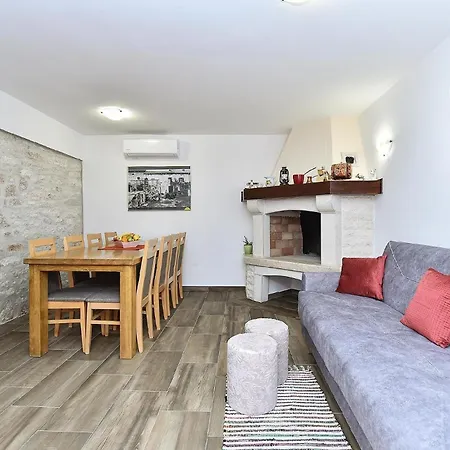 Mit Privatpool Fuer 5 Personen Ca 100 Qm In Butkovici, Istrien Binnenland Von Istrien Hébergement de vacances